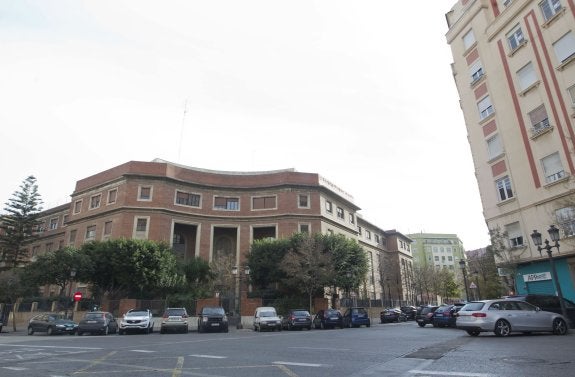 Vista general de la fachada principal del colegio Nuestra Señora de Loreto. :: damián torres