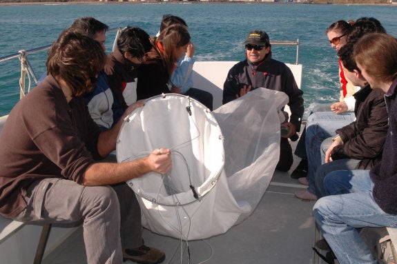 Profesores y alumnos en la actividad de recogida de plancton del mar Mediterráneo. :: lp