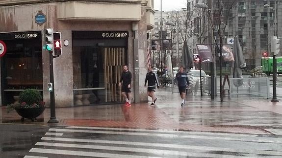 Neville, su hermano y Andy, por las calles de Bilbao. 