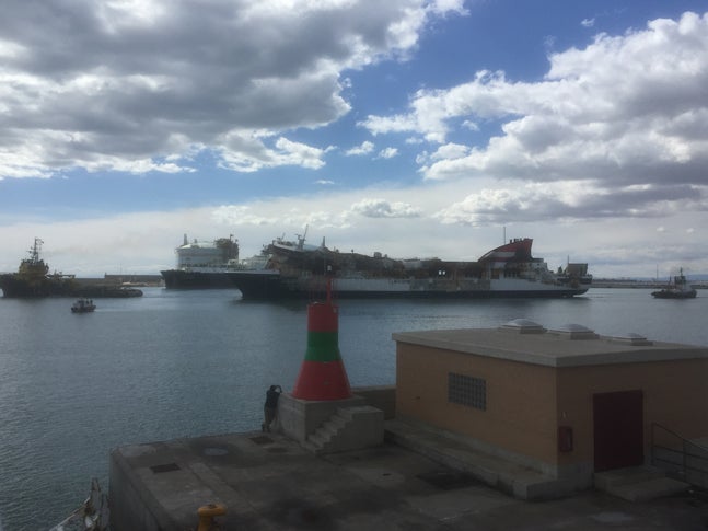 El Sorrento partiendo del puerto de Sagunto.