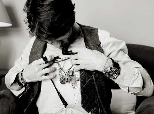 El pecho de Padilla es un muestrario de cruces y símbolos religiosos de distintas procedencias y significados. Cuando se mueve producen un sonido particular.