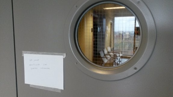 Puerta de acceso a la planta de La Fe donde la joven intentó robar uno de los bebés. :: javier martínez