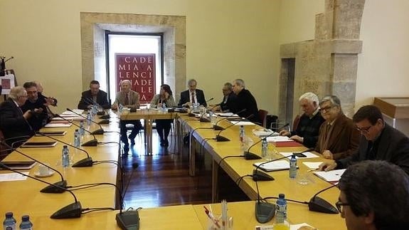 Los miembros de la AVL, en la reunión en la que eligieron a los nuevos académicos.