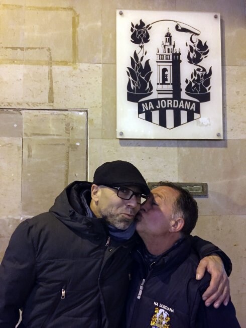 El presidente de Na Jordana, Pere Borrego, da un beso a Joan S. Blanch. :: lp