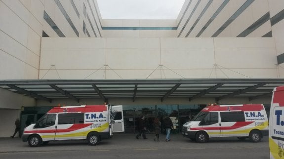 Dos ambulancias aparcadas en La Fe; y en la foto pequeña, la joven que intentó robar cinco bebés. :: lp