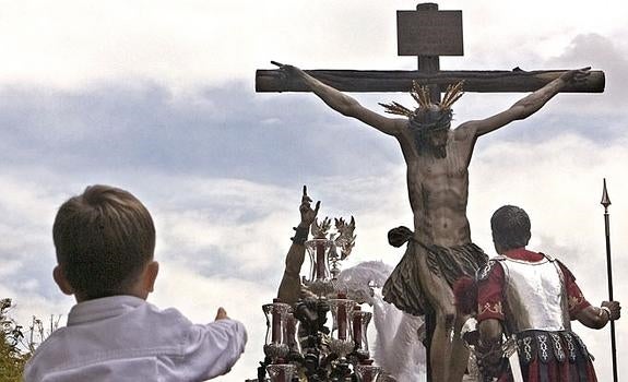Cristo del Desamparo por las calles de Sevilla un Martes Santo.