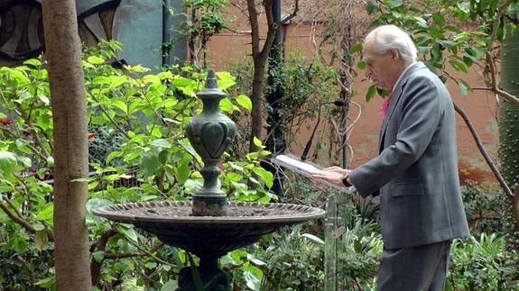 Lectura de peomas durante el Día Internacional de la Poesía.