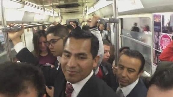 Diputados mexicanos en el metro.