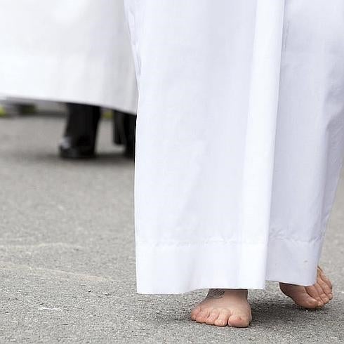 Nazareno con los pies descalzos.