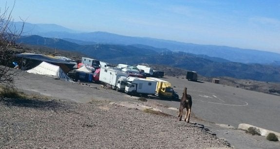 Varios de los vehículos aparcados junto a la carpa en la 'rave', ayer al mediodía, en la explanada de la antigua base militar de El Toro. :: B. Loizaga