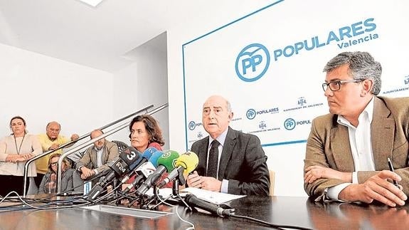 Beatriz Simón, Alfonso Novo y Cristobal Grau, durante una comparecencia tras su imputación.