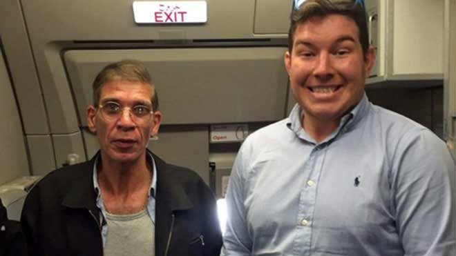 Ben Innes, junto al secuestrador del vuelo de EgyptAir.