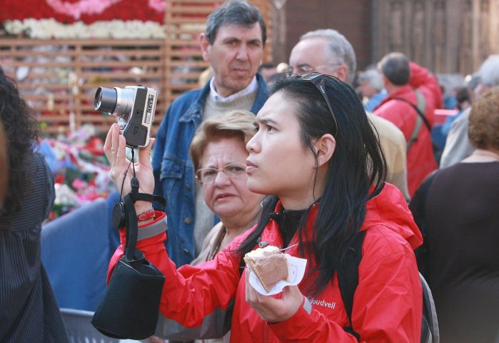 Una turista haciendo una foto en la ofrenda.