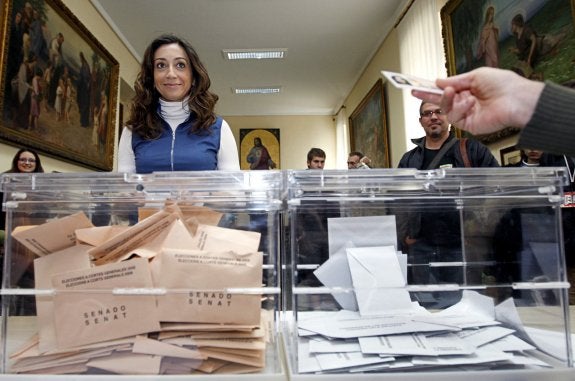 Isaura Navarro acude a votar durante unas pasadas elecciones. 