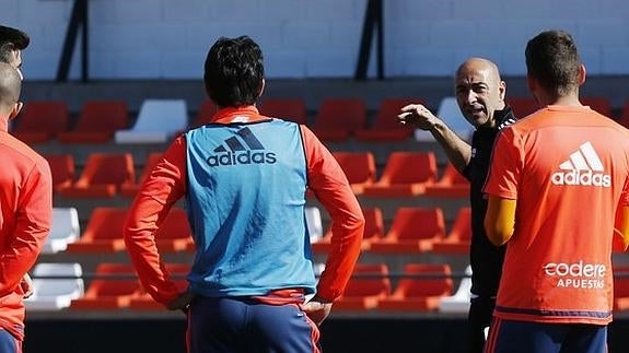 Pako Ayestarán, reunido con los jugadores en el entrenamiento de hoy.