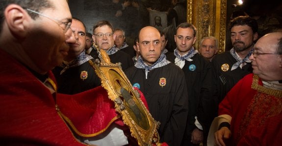 Puig acompaña en romería a la Santa Faz pero se niega a entrar en la concatedral