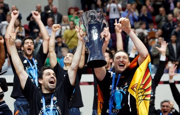Rafa Martínez y Lishchuk levantan el trofeo de la Eurocup conquistado en 2014 en Kazán. 