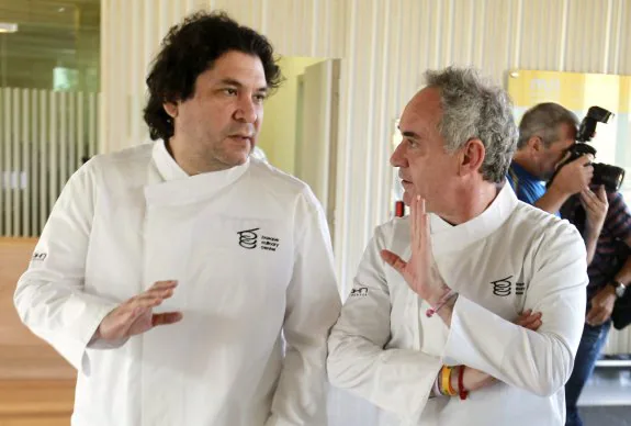 Con Ferran Adrià en el Basque Culinary Center. :: juan herrero/efe