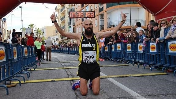 Participante cruzando la meta del Gran Fons Vila de Puçol. 
