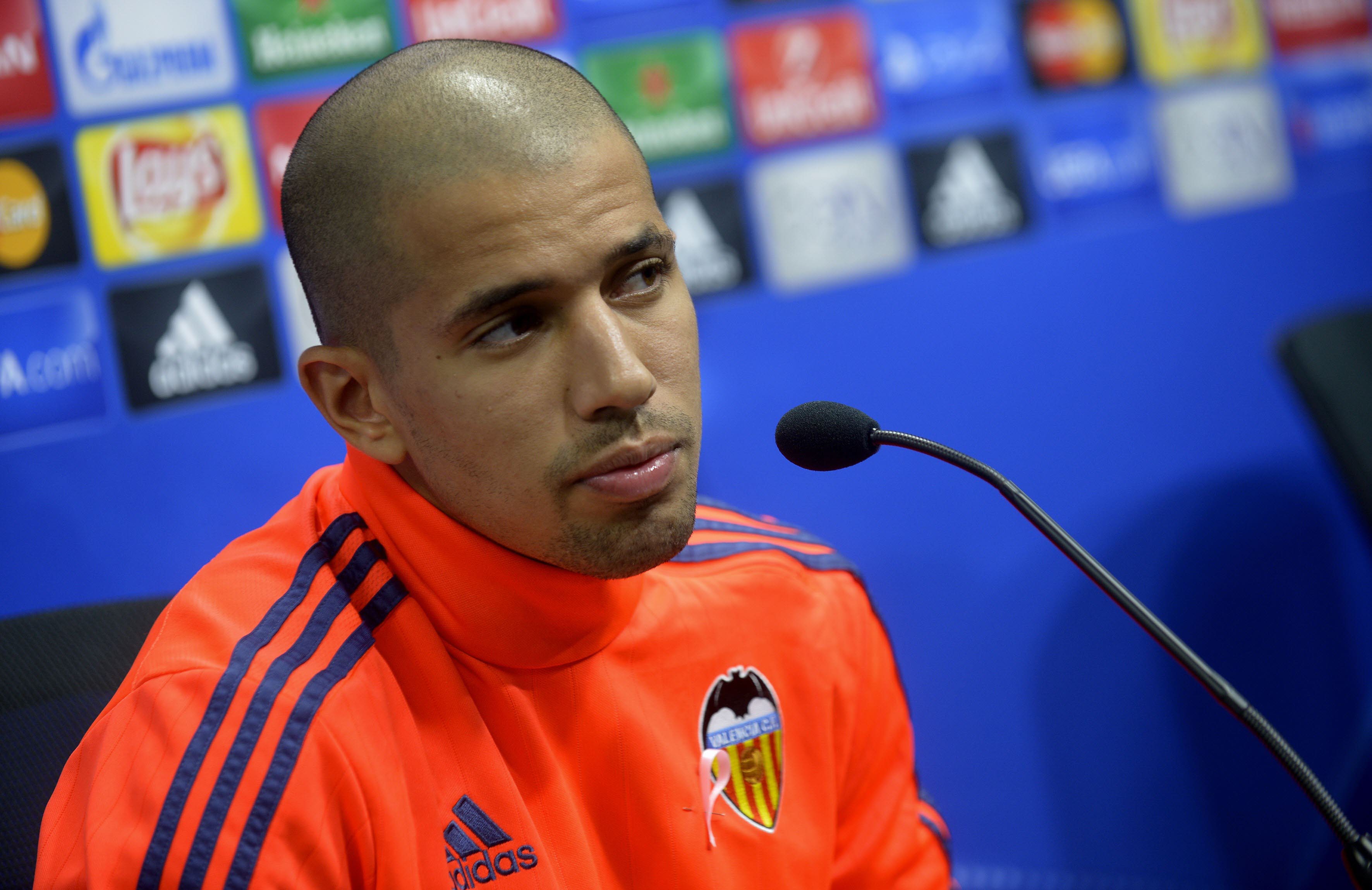 El Valencia suspende de empleo a Feghouli