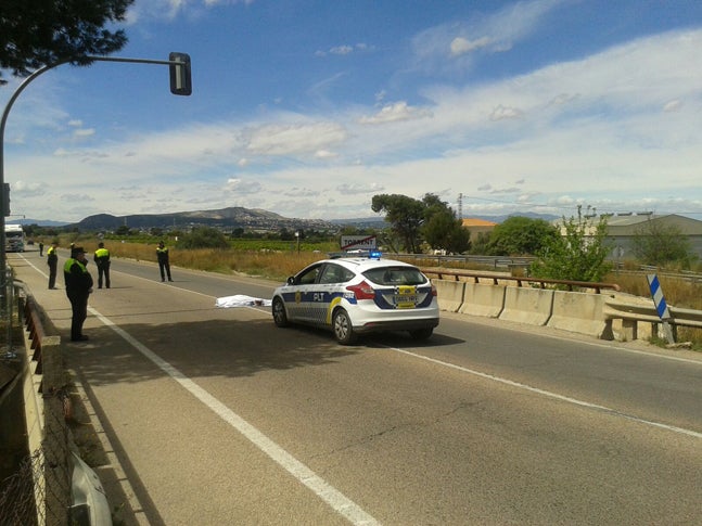 El cuerpo del ciclista atropellado en Torrent.