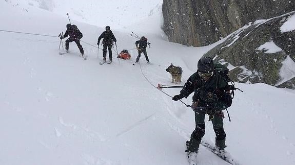 Fotografía facilitada por la Guardia Civil del rescate del cadáver del montañero valenciano.