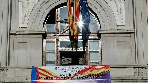 La pancarta republicana ya preside el balcón del Ayuntamiento de Valencia.