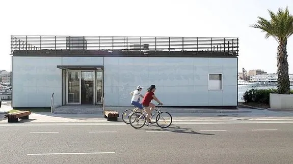 Dos ciclistas en la Marina Real.