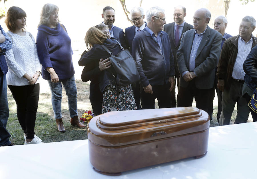 Ribó entrega los restos de Teófilo Alcorisa a su familia y «cierra una herida» abierta durante años