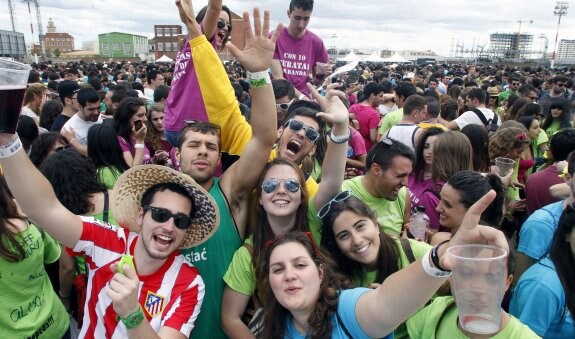 Una fiesta universitaria en el Grao, en una imagen de archivo. :: irene marsilla