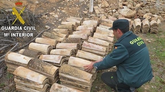 Sorprendidos por la Guardia Civil mientras robaban 1.000 tejas