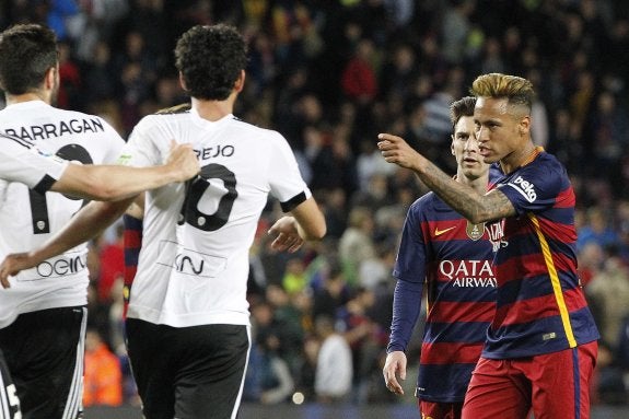 Neymar señala a Barragán ante la mirada de Parejo y Messi. :: EFE/M. Pérez