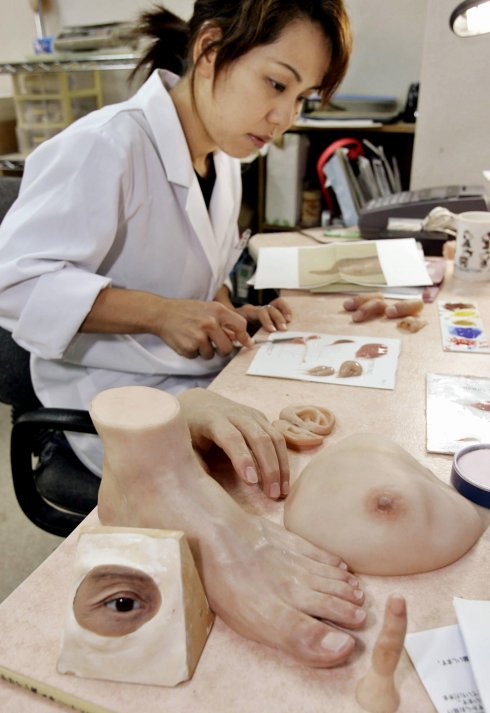 Yukako Fukushima con algunas de las prótesis con las que trabaja. :: YOSHIKAZU TSUNO/afp