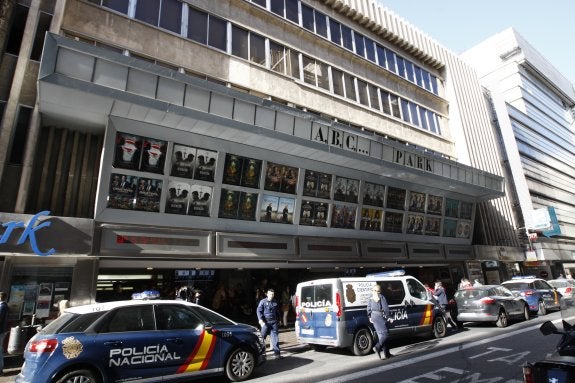 Despliegue policial junto a las salas ABC Park tras el descubrimiento del cadáver.