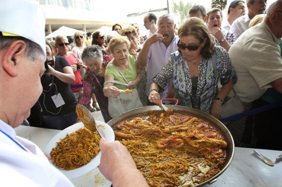 Cocineros en una edición anterior del Concurso Internacional de Fideuà de Gandia. :