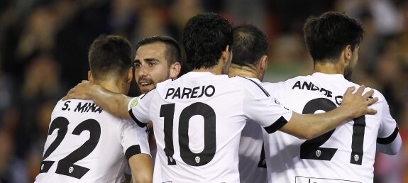 Mina Parejo celebran con Alcácer uno de los goles del ariete.