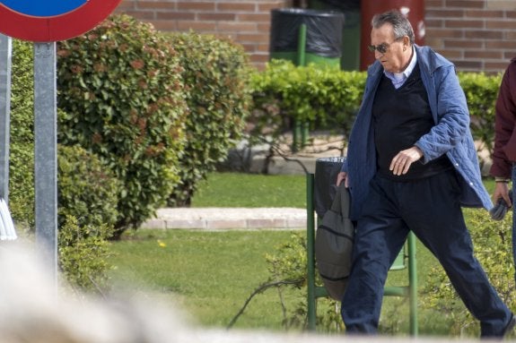 El expresidente de la Diputación de Castellón, Carlos Fabra, sale de prisión. :: EFE/Ismael Herrero