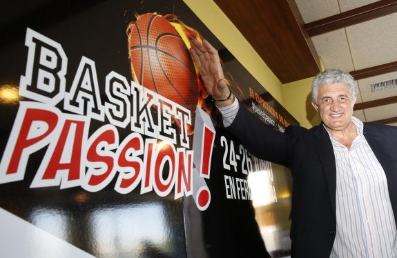 Fernando Romay posa junto al cartel de la feria de baloncesto 'Basket Passion'. 