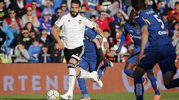 Negredo conduce el balón ante los jugadores del Getafe.