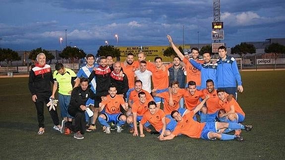 Los jugadores de El Rumbo celebrando el ascenso en Massanassa.