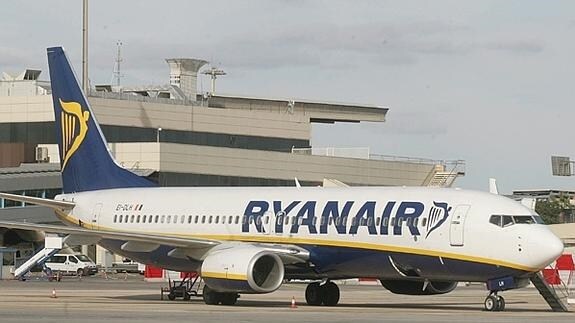 Un avión de la compañía irlandesa Ryanair en el aeropuerto de Valencia.