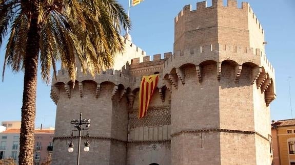 La estelada, colgada a mediados de abril en las Torres de Serranos.