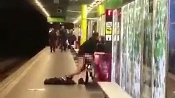 Tratan de identificar a la pareja pillada practicando sexo en el metro de Barcelona