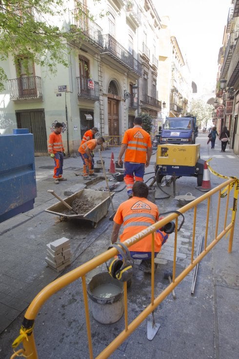 Operarios  trabajan en la  reparación  del asfalto  de Serranos.  :: damián torres