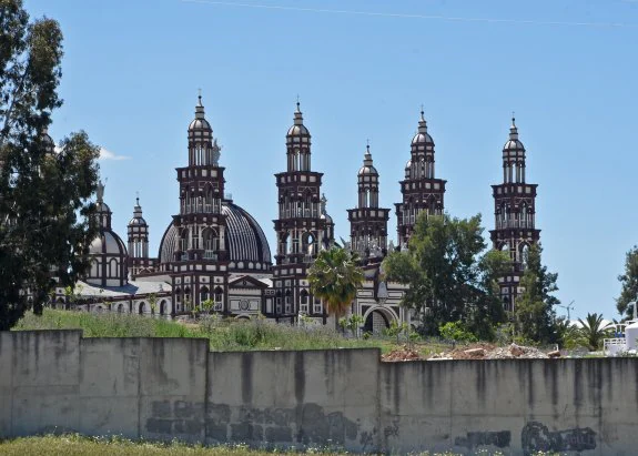 Vista parcial de la gran basílica de la Iglesia Cristiana Palmariana construida por el papa Clemente en la pedanía de El Palmar de Troya. :: r. c.