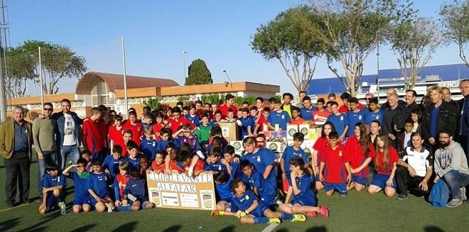 Envían material deportivo y escolar a Guinea