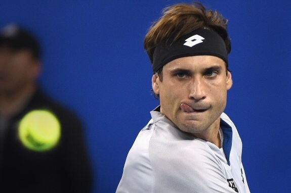 David Ferrer golpea durante un partido contra Thomaz Bellucci.