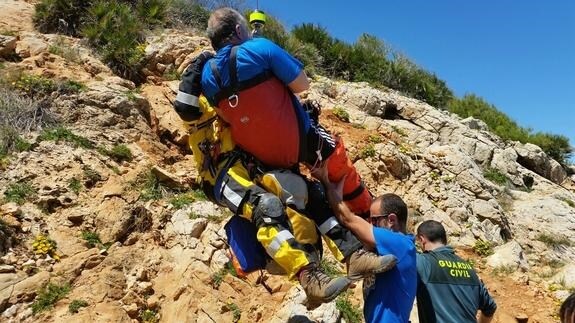 Rescatan con un helicóptero a un hombre herido en la Cova Tallada de Xàbia