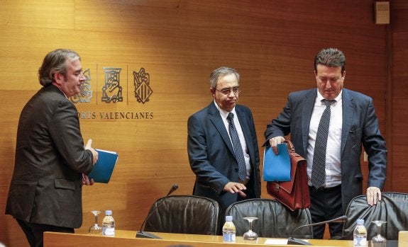 Los tres liquidadores de RTVV, ayer, en Les Corts. :: EFE/Manuel Bruque