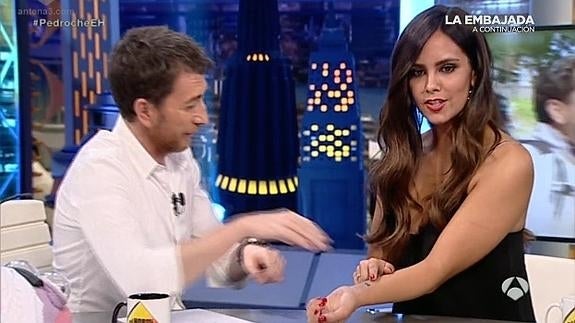 Pablo Motos y Cristina Pedroche conversan en 'El Hormiguero'.